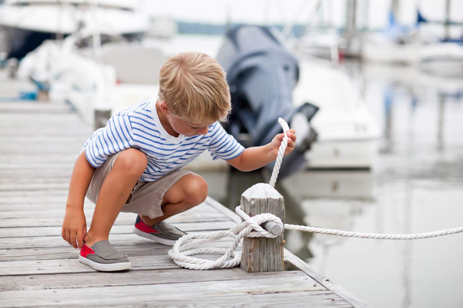 Kleiner Junge Am Steg Belegtaue