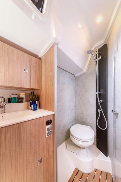 Bavaria C38 Interior - 10.jpg