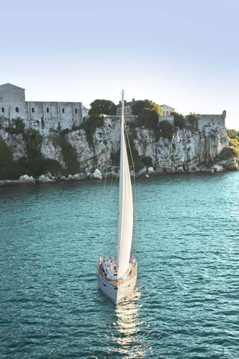 Bavaria C37_Exterior - 5.jpg