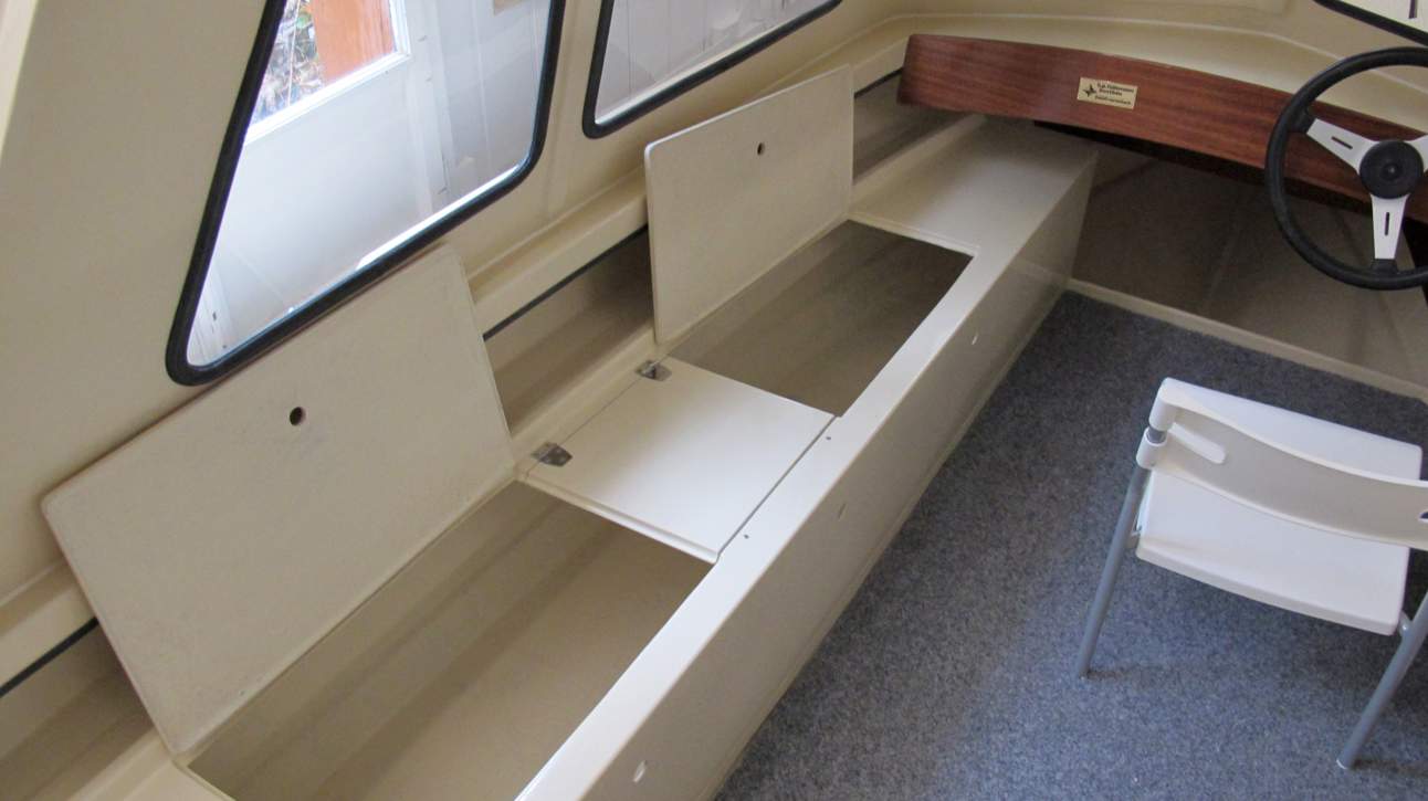 Füllemann Petri F-606 Interior - 3.JPG