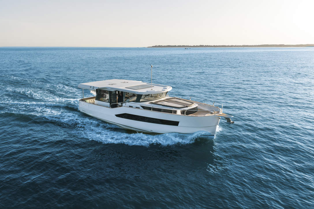 DELPHIA 12 SEDAN IMAGE EXTERIOR PIRIAC (33)