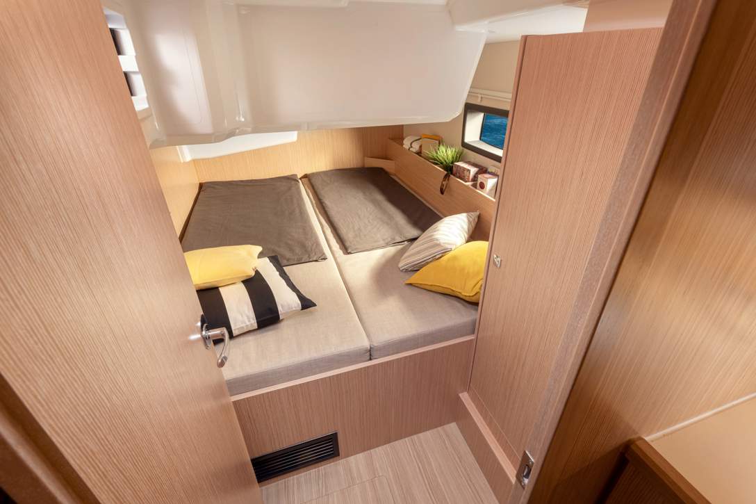 Bavaria C38 Interior - 9.jpg