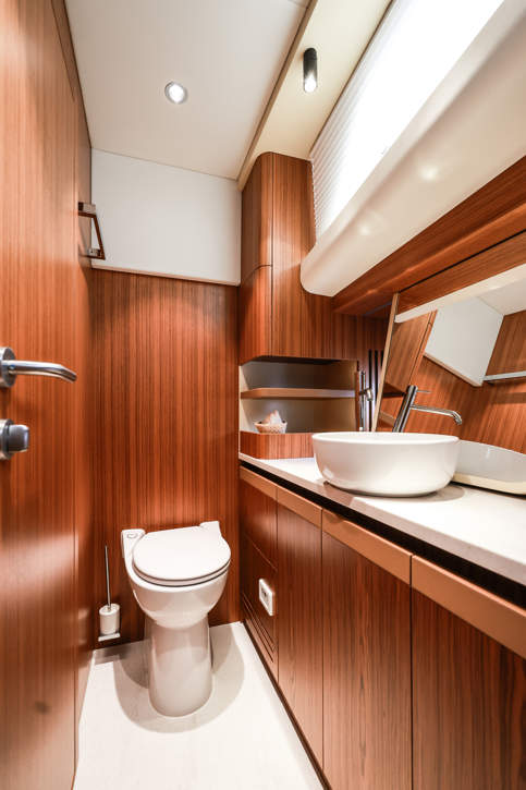 GL58 Fly Interior Bathroom 3