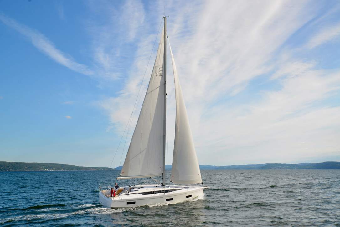 Bavaria C42 Exterior - 9.jpg