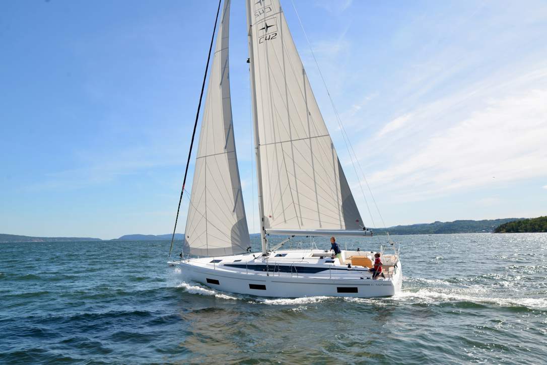 Bavaria C42 Exterior - 6.jpg