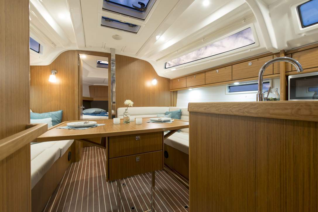 Bavaria C37_Interior - 13.jpg