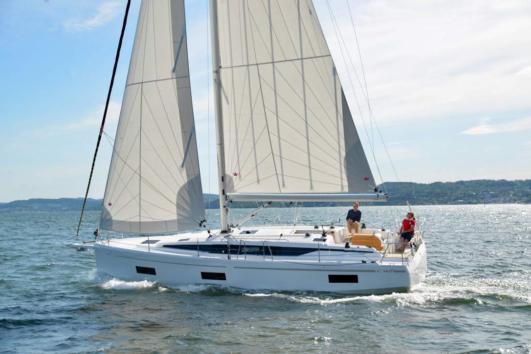 Bavaria C42 Exterior - 8.jpg