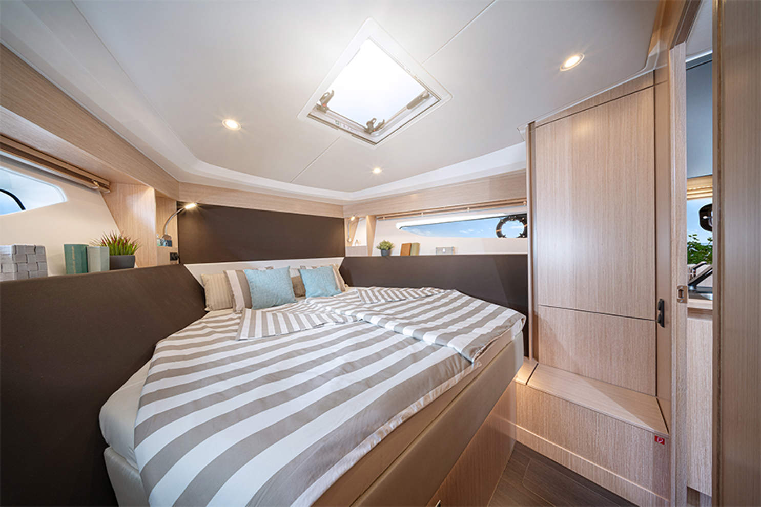 Bavaria Mb Srline Sr36 Interior Zweispalter Cabin Links