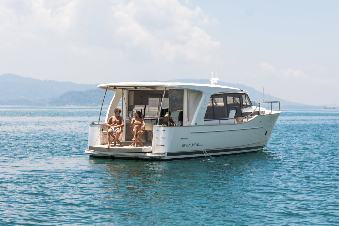 Greenline 40 Back 02 4