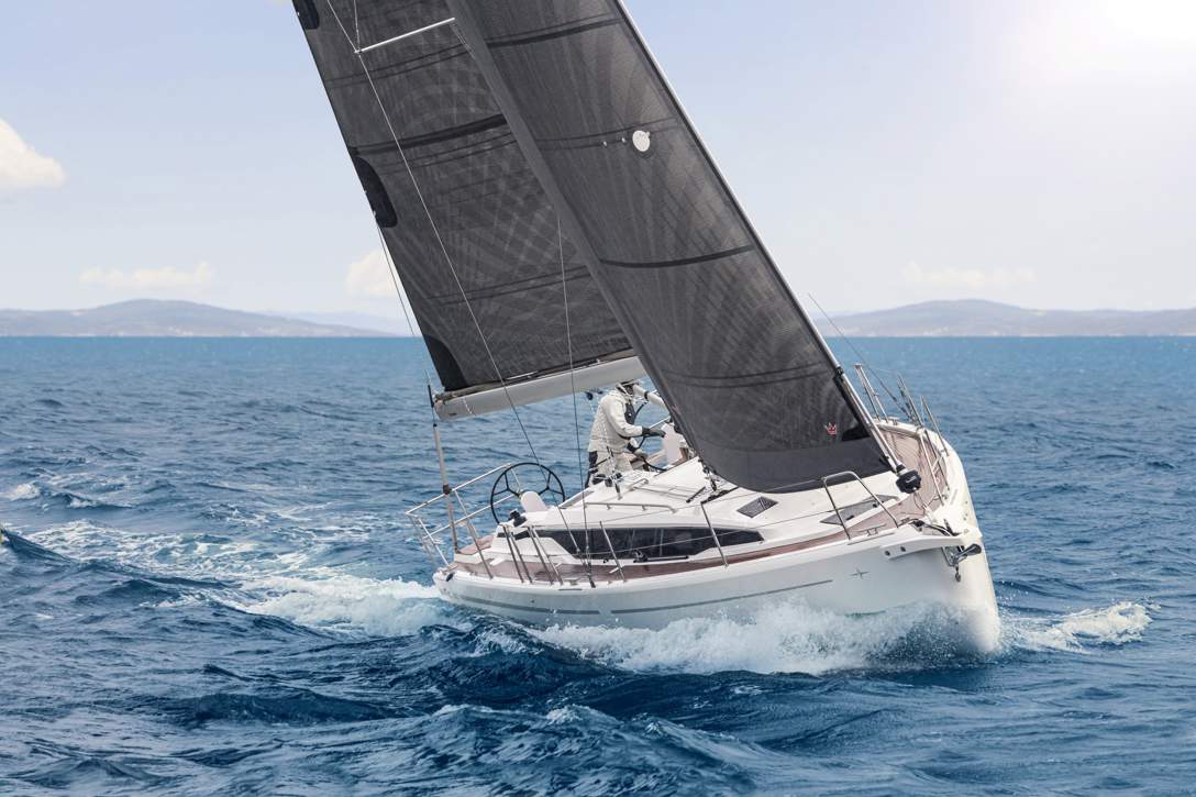 Bavaria C38 Exterior - 10.jpg