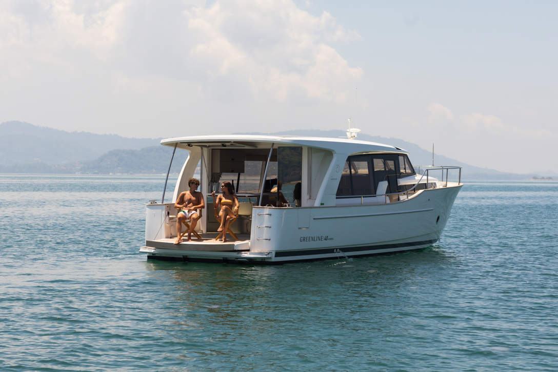 Greenline 40 Back 02