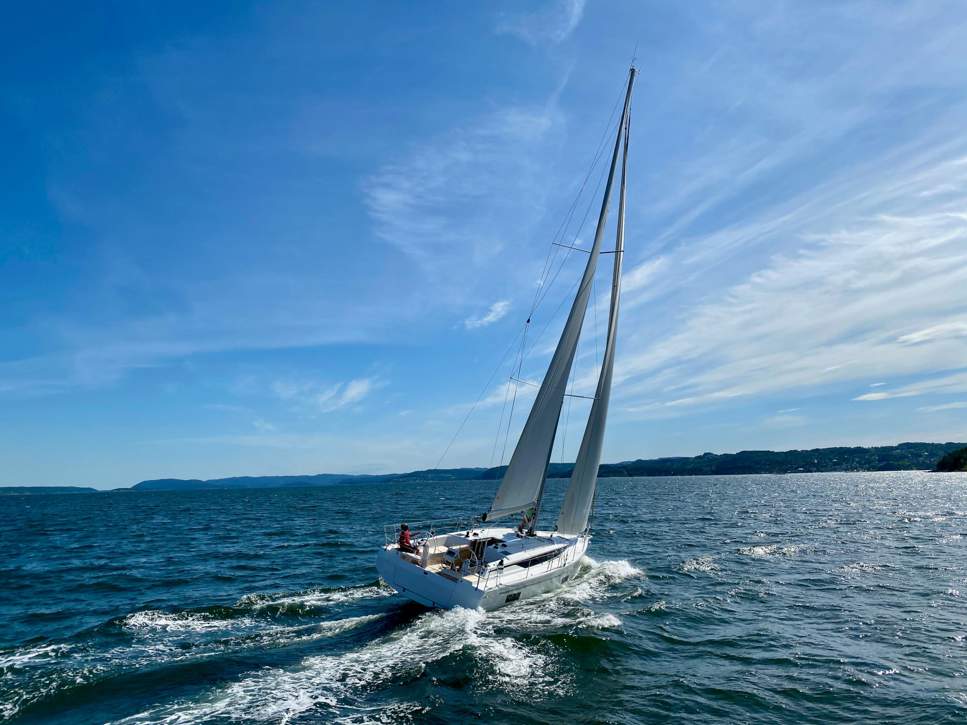 Bavaria C42 Exterior - 12.jpg