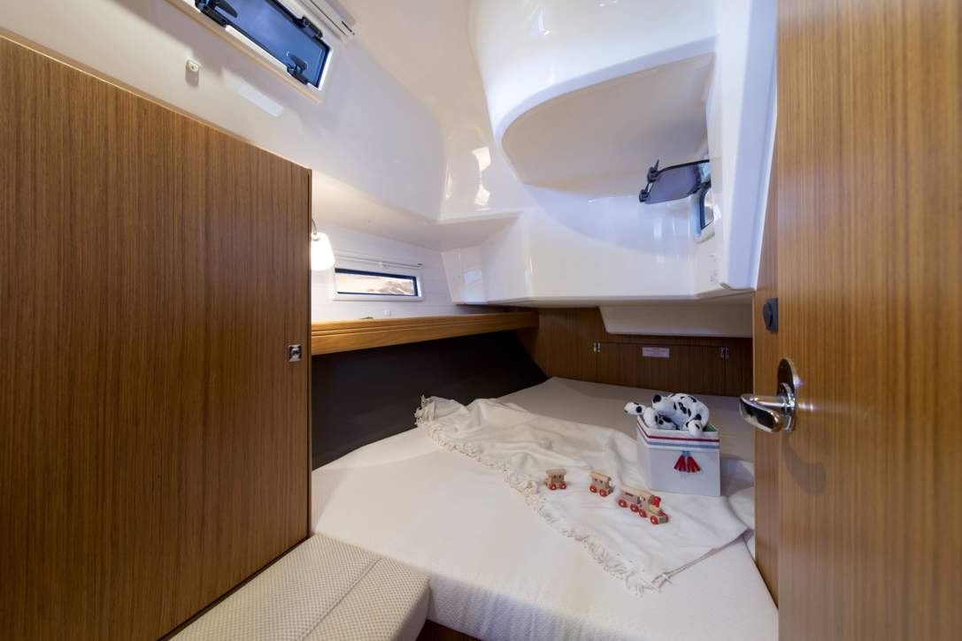 Bavaria C37_Interior - 10.jpg