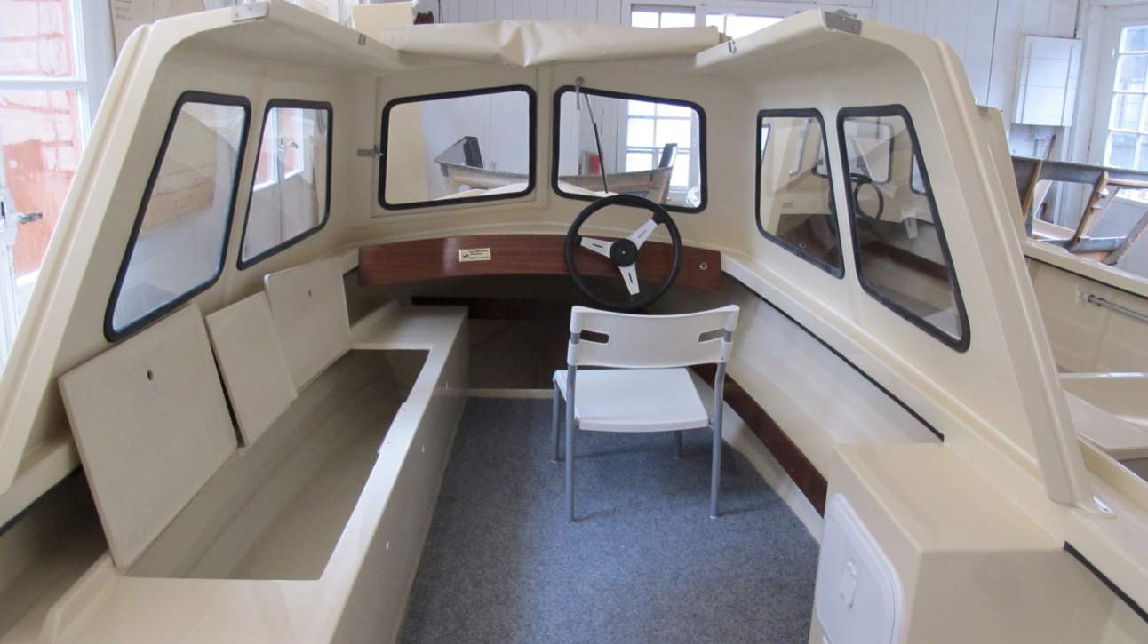 Füllemann Petri F-606 Interior - 2.JPG