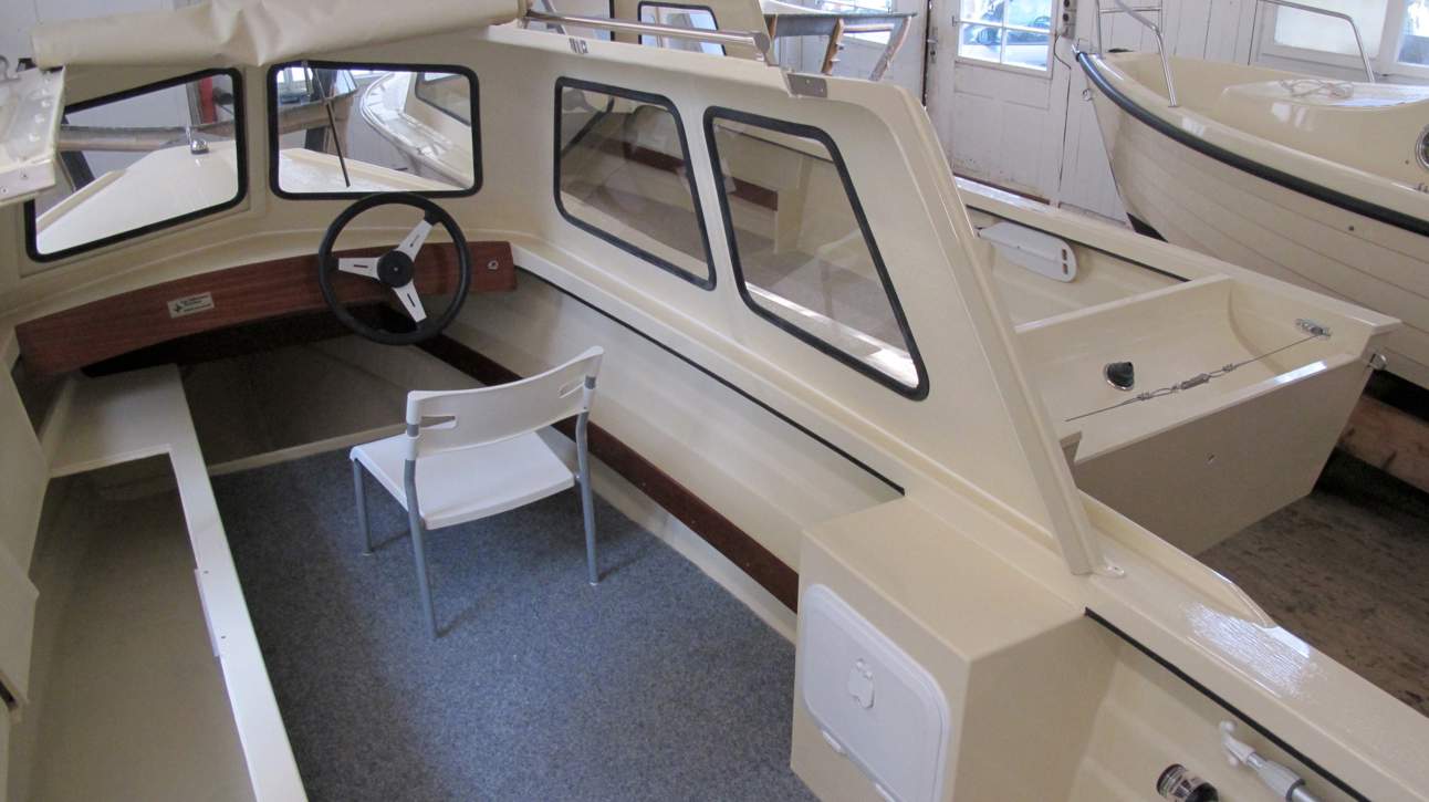 Füllemann Petri F-606 Interior - 4.JPG