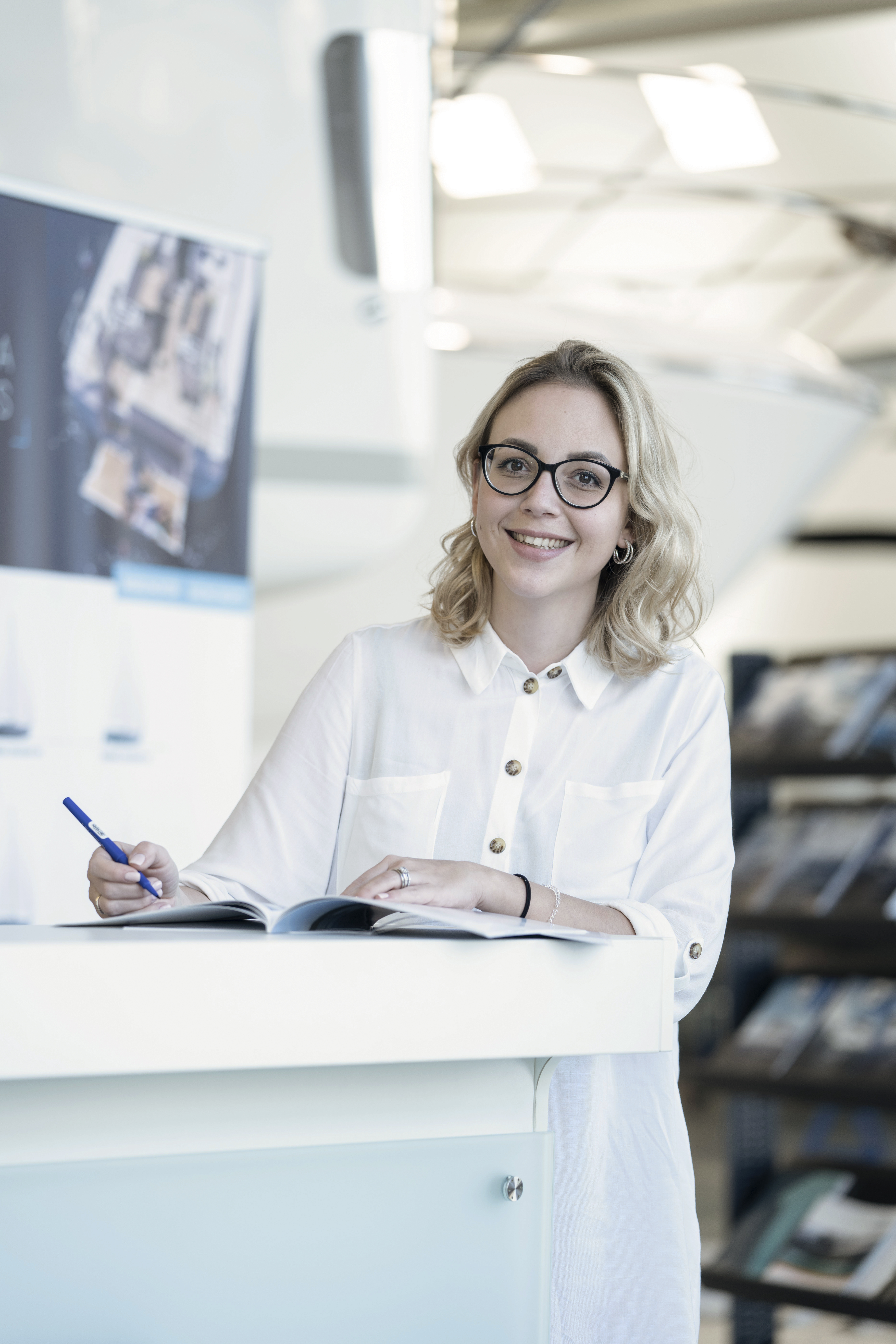 Auf Der Mauer Nina007 Frontal B (1)