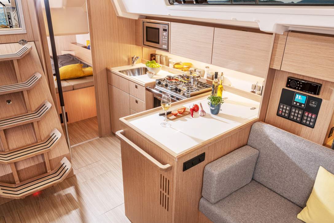 Bavaria C38 Interior - 7.jpg