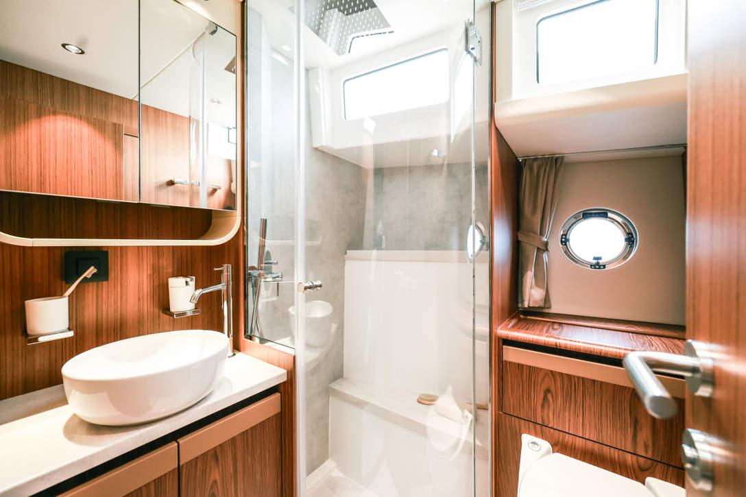 GL58 Fly Interior Bathroom 1