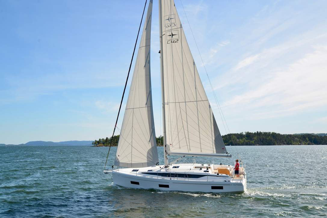 Bavaria C42 Exterior - 5.jpg