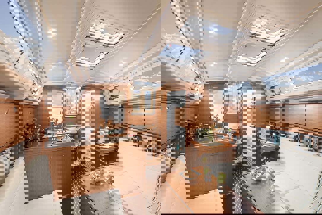 Bavaria C34_Interior - 19.jpg