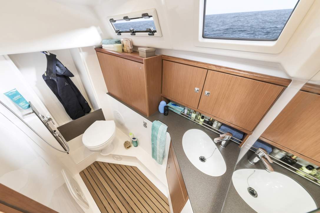 Bavaria C34_Interior - 10.jpg