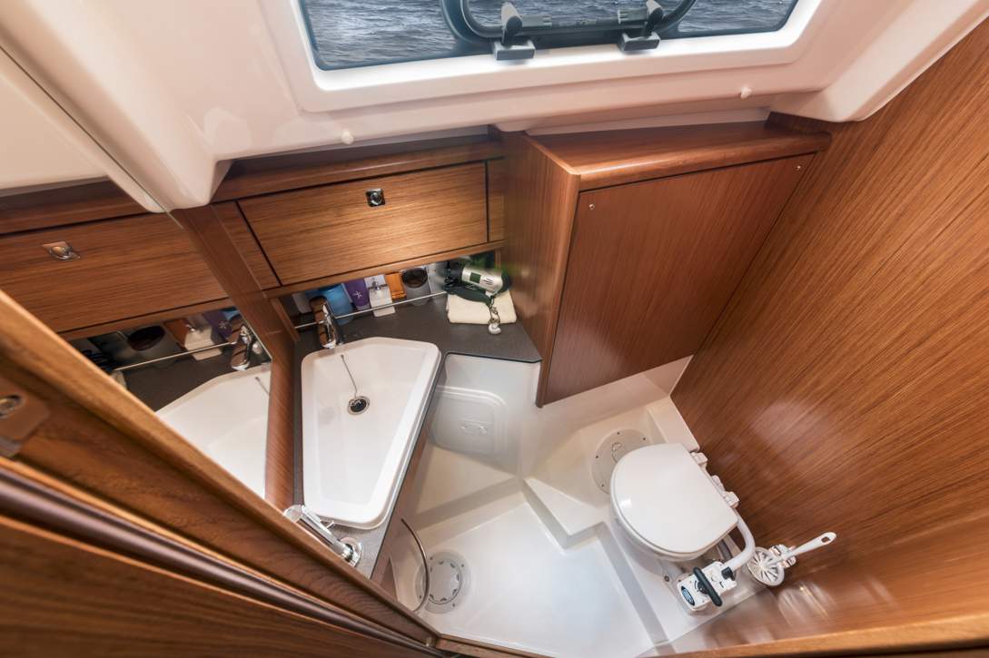 Bavaria C34_Interior - 11.jpg